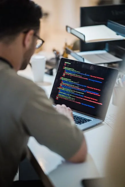 Businesswoman at work on a laptop with the Android 6.0 Marshmallow webpage displayed.